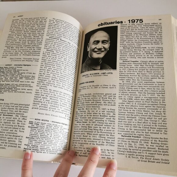 1976 Year Book Encyclopedia Vintage Birthday Gift Annual Recap Grolier Gen X - Picture 7 of 8